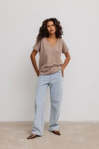 T shirt z dekoltem w kształcie V w kolorze LATTE- V NECK-L. T-shirty Marsala, l, bez wzorów, z bawełny, bez kołnierzyka, bez ramiączek. Za 69,90 zł.