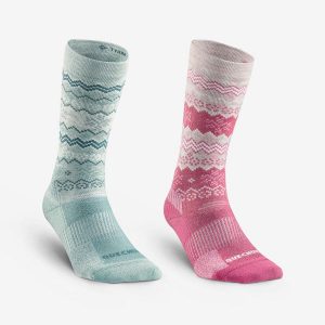 Skarpety turystyczne SH500 Mid. Czerwone skarpetki QUECHUA, bez wzorów, z elastanu. Za 69,99 zł.