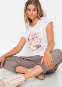 T-shirt z nadrukiem w pióra. Białe t-shirty bonprix, bez wzorów, bez kołnierzyka, bez ramiączek. Za 77,99 zł.