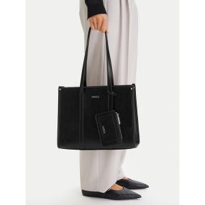 Torebka MEXX. Czarne torebki klasyczne Mexx, bez wzorów, bez dodatków. Za 199,99 zł.