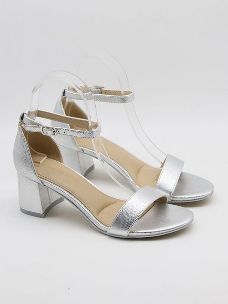 Bellucci Sandały w kolorze srebrnym na obcasie rozmiar: 39. Szare sandały Bellucci, bez wzorów, z otwartym noskiem, bez obcasa, na koturnie, bez zapięcia. Za 117,73 zł.