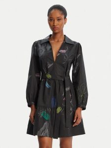 Desigual Sukienka codzienna Pisos 25WWVW06 Czarny Regular Fit. Czarne kombinezony Desigual, s, bez wzorów, z bawełny, bez kołnierzyka, bez ramiączek. Za 429,99 zł.