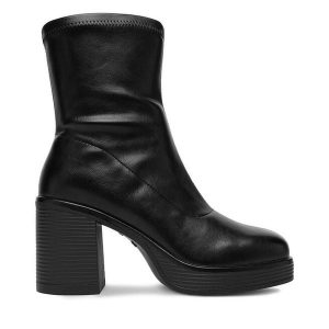 Botki JENNY. Czarne botki Jenny, bez wzorów, bez obcasa, na słupku, bez zapięcia. Za 169,99 zł.