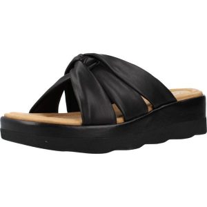 Sandały CLARKS CLARA CHARM Czarny. Czarne sandały Clarks, bez wzorów, z syntetyku, bez obcasa, bez zapięcia. Za 170,99 zł.
