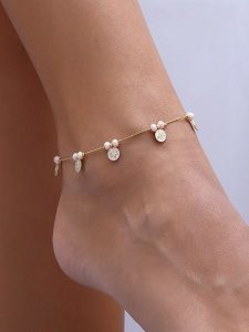 Luja Bijoux Pozłacana bransoletka z elementami ozdobnymi na kostkę rozmiar: onesize. Czerwone bransoletki Luja Bijoux, z kryształem, pozłacane. Za 65,85 zł.
