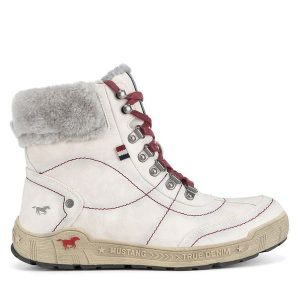 Botki Mustang. Białe botki Mustang, bez wzorów, bez obcasa, na płaskiej podeszwie, bez zapięcia. Za 258,99 zł.