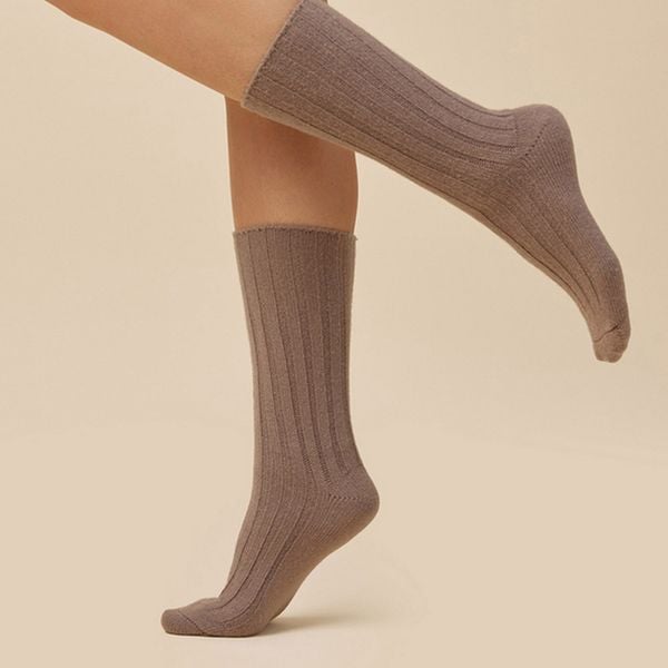 J.brązowe skarpetki damskie Gabriella wełna merino 1214. Brązowe skarpetki Gabriella, bez wzorów, z elastanu. Za 35,90 zł.