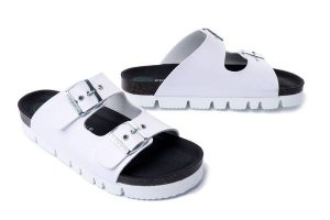 DR. BRINKMANN 700560-03 weiss, klapki damskie. Białe klapki Dr. Brinkmann, bez wzorów, bez obcasa. Za 186,92 zł.