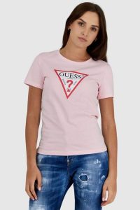 GUESS Różowy t-shirt damski z trójkątnym logo. Czerwone t-shirty Guess, s, z aplikacjami, bez kołnierzyka, bez ramiączek. W wyprzedaży za 99,99 zł.