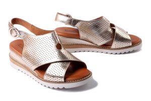ARTIKER RELAKS 52C0831 złoty, sandały damskie. Żółte sandały Artiker Relaks, bez wzorów, bez obcasa, na koturnie, bez zapięcia. Za 235,92 zł.