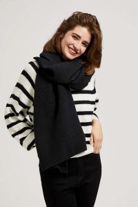 Prążkowany szalik czarny. Czarne szaliki MOODO, bez wzorów, z poliesteru. W wyprzedaży za 30,99 zł.