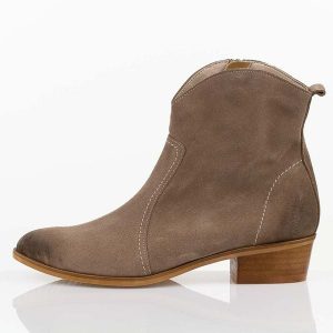 Cappuccino skórzane Polskie botki damskie na obcasie Deoni D398A. Botki Deoni, na jesień, w ażurowe wzory, z jeansu, bez obcasa, na obcasie, bez zapięcia. Za 519,00 zł.