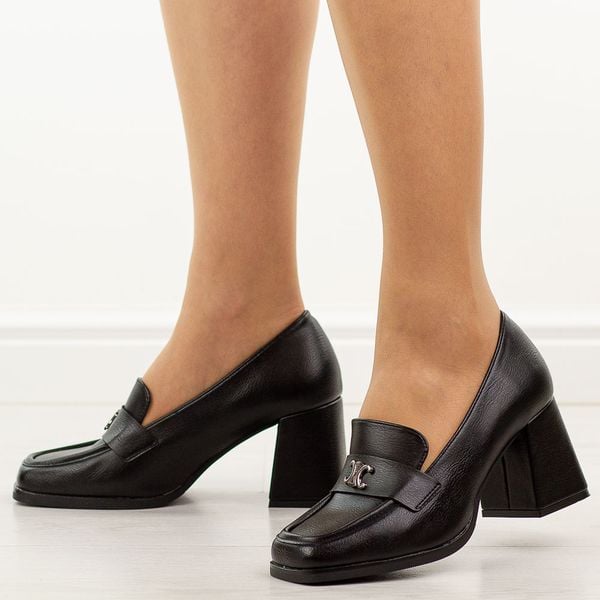 Czarne półbuty damskie na słupku Potocki 12783. Czarne półbuty POTOCKI, na jesień, z aplikacjami, z materiału, bez obcasa, na obcasie, bez zapięcia. Za 189,00 zł.