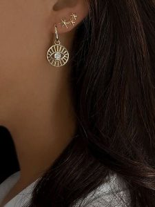 Les Favorites Pozłacane kolczyki-kreole z cyrkoniami rozmiar: onesize. Żółte kolczyki Les Favorites, z cyrkonią, pozłacane. Za 86,99 zł.