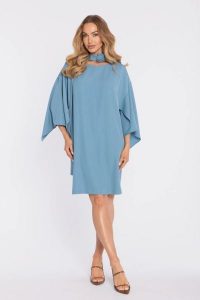 Elegancka trapezowa sukienka oversize błękit. Niebieskie sukienki MOE, na co dzień, s, bez wzorów, z materiału, eleganckie, bez kołnierzyka, bez ramiączek, oversize. Za 349,00 zł.