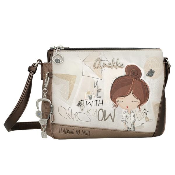 Torebka damska Anekke, na ramię z dekoracyjnym nadrukiem i metalowym logo zapinana na zamek z regulowanym paskiem oraz ozdobnym brelokiem, brązowa, 4. Brązowe listonoszki Anekke, bez wzorów, na ramię, z nadrukiem, bez dodatków. Za 369,00 zł.