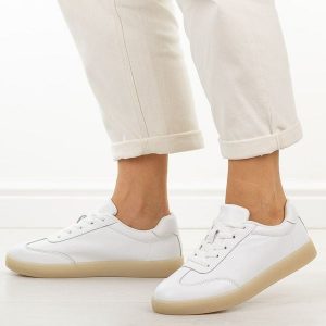 Białe skórzane półbuty damskie Sergio Leone Sp118. Białe półbuty Sergio Leone, na lato, bez wzorów, z jeansu, z okrągłym noskiem, bez obcasa, bez zapięcia. Za 199,00 zł.