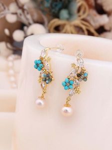 Pierres de Jade Pozłacane kolczyki-wkrętki z perłami i kamieniami szlachetnymi rozmiar: onesize. Białe kolczyki Pierres de Jade, z cyrkonią, pozłacane. Za 43,99 zł.