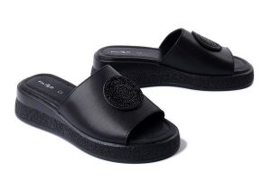 FILIPPO DK6987/25 BK czarny, klapki damskie. Czarne klapki Filippo, z aplikacjami, bez obcasa, na koturnie. Za 148,67 zł.