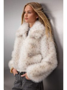 Trendyol Kurtka pluszowa w kolorze białym rozmiar: S. Białe kurtki Trendyol, s, bez wzorów, bez kaptura. Za 204,96 zł.