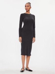 Vero Moda Sukienka codzienna Phine 10299277 Czarny Regular Fit. Czarne kombinezony Vero Moda, xs, bez wzorów, z syntetyku, bez kołnierzyka, bez ramiączek. Za 189,99 zł.