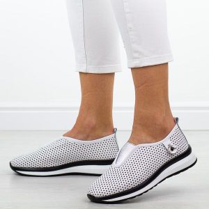 Białe ażurowe skórzane półbuty damskie Cambell 07317. Białe półbuty Cambell, na jesień, w ażurowe wzory, z jeansu, bez obcasa, na płaskiej podeszwie, bez zapięcia. Za 219,00 zł.