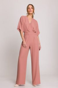 Elegancki kombinezon damski z kopertowym dekoltem różany. Czerwone kombinezony Stylove, l, bez wzorów, z tkaniny, eleganckie, bez kołnierzyka, bez ramiączek, krótkie. Za 489,00 zł.