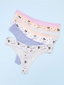 Bawełniane stringi 7 pack - wielobarwny. Stringi Sinsay, bez wzorów, z bawełny. Za 35,99 zł.