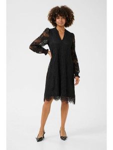 CULTURE Sukienka w kolorze czarnym rozmiar: XS. Czarne sukienki Culture, na co dzień, xs, bez wzorów, z koronki, bez kołnierzyka, bez ramiączek, midi, proste. Za 152,99 zł.