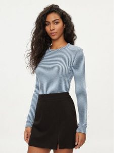 Noisy May Bluzka Posy 27026866 Niebieski Slim Fit. Niebieskie bluzki Noisy may, xs, bez wzorów, z wiskozy, bez kołnierzyka, bez ramiączek. Za 69,99 zł.