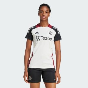 Koszulka Manchester United Tiro 24 Training. Białe bluzki ADIDAS, s, bez wzorów, z materiału, sportowe, bez kołnierzyka, bez ramiączek. Za 234,05 zł.
