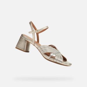 Sandały GEOX D GENZIANA MID Złoty. Szare sandały Geox, bez wzorów, ze skóry, bez obcasa, bez zapięcia. Za 469,99 zł.