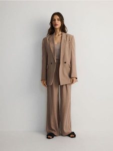 Dwurzędowa marynarka z modalu - brązowy. Brązowe marynarki i żakiety Reserved, l, bez wzorów, z tkaniny. W wyprzedaży za 89,99 zł.