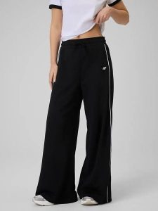 4F Spodnie dresowe w kolorze czarnym rozmiar: M. Czarne spodnie dresowe 4f, m, bez wzorów, z dresówki. Za 105,38 zł.