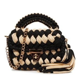 Torebka DeeZee. Czarne torebki klasyczne DeeZee, bez wzorów, bez dodatków. Za 129,99 zł.