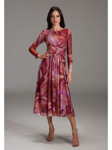 SWING Sukienka w kolorze jasnoróżowo-czerwonym rozmiar: 40. Czerwone sukienki Swing, bez wzorów, z tiulu, bez kołnierzyka, bez ramiączek, midi, kopertowe. Za 239,99 zł.