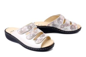 DR. BRINKMANN 700734-08 beige, klapki damskie. Brązowe klapki Dr. Brinkmann, bez wzorów, ze skóry, bez obcasa. Za 280,42 zł.