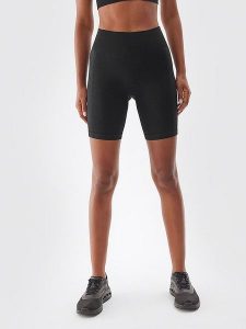 4F Szorty sportowe w kolorze czarnym rozmiar: M/L. Czarne spodenki sportowe 4f, l, bez wzorów, z materiału, z podwyższonym stanem, outdoorowe. Za 61,46 zł.