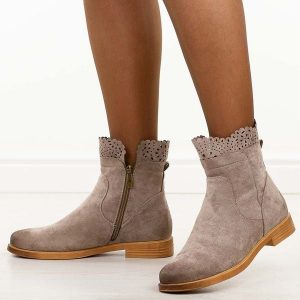 Khaki zamszowe botki damskie Potocki 12750. Brązowe botki POTOCKI, na jesień, w ażurowe wzory, z dzianiny, z okrągłym noskiem, bez obcasa, na płaskiej podeszwie, bez zapięcia. Za 219,00 zł.