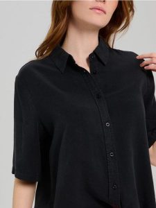 Koszula z krótkim rękawem z lyocellu - czarny. Czarne koszule Sinsay, l, bez wzorów, z lyocellu, bez kołnierzyka, bez ramiączek. Za 49,99 zł.