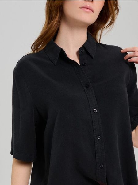 Koszula z krótkim rękawem z lyocellu - czarny. Czarne koszule Sinsay, l, bez wzorów, z lyocellu, bez kołnierzyka, bez ramiączek. Za 49,99 zł.