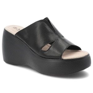 Klapki damskie S. Barski, na koturnie ze skóry licowej z wygodnymi wkładkami, czarne, LR51-541. Czarne klapki S.BARSKI, bez wzorów, ze skóry, bez obcasa, na koturnie. Za 159,00 zł.