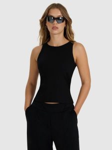 4F Top slim gładki damski - czarny S. Czarne topy 4f, s, bez wzorów, z bawełny, klasyczne, bez kołnierzyka, bez ramiączek. Za 39,99 zł.