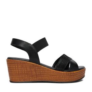 Sandały Lasocki. Czarne sandały Lasocki, bez wzorów, bez obcasa, na koturnie, bez zapięcia. Za 179,99 zł.