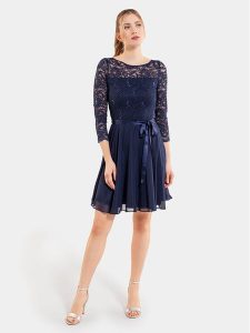 Swing Sukienka koktajlowa 77761210 Granatowy Regular Fit. Niebieskie kombinezony Swing, bez wzorów, z syntetyku, wizytowe, bez kołnierzyka, bez ramiączek. Za 699,99 zł.