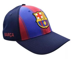Czapka z daszkiem FC Barcelona 2025/26 - oficjalna licencjonowana. Niebieskie czapki FC BARCELONA, bez wzorów, z materiału. Za 94,42 zł.
