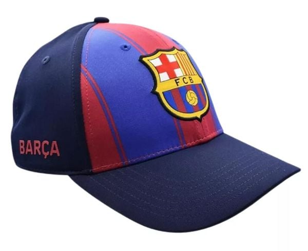 Czapka z daszkiem FC Barcelona 2025/26 - oficjalna licencjonowana. Niebieskie czapki FC BARCELONA, bez wzorów, z materiału. Za 89,83 zł.