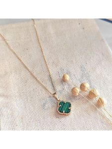 Atelier MIU Pozłacany naszyjnik z zawieszką - dł. 42 cm rozmiar: onesize. Zielone naszyjniki Atelier MIU, z perłą, pozłacane. Za 39,99 zł.