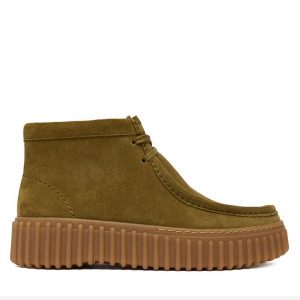 Trzewiki Clarks. Brązowe botki Clarks, bez wzorów, bez obcasa, na płaskiej podeszwie, bez zapięcia. Za 569,99 zł.