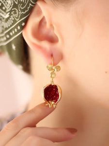 L'Atelier de Gaia Pozłacane kolczyki-kreole z kryształami rozmiar: onesize. Czerwone kolczyki L'Atelier de Gaia, z kryształem, pozłacane. Za 42,95 zł.